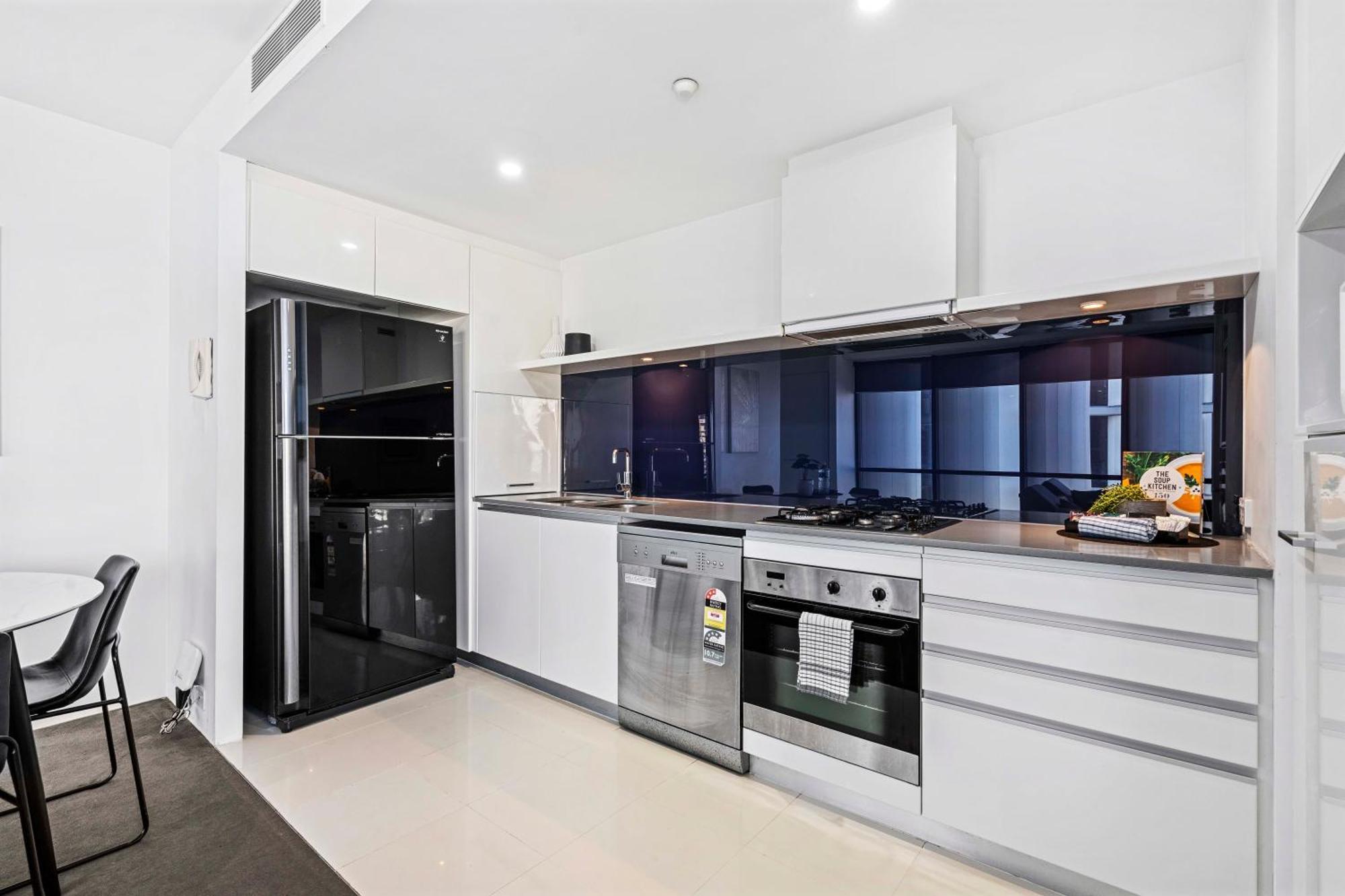 Circle On Cavill - Self Contained & Privately Managed Apartments - Wow Stay Gold Coast Exterior photo